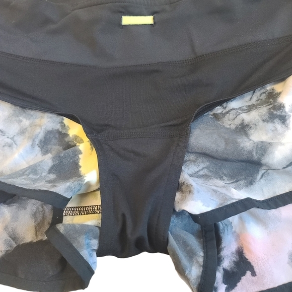 Lululemon Speed Shorts Citron Tinted women's size 6 Rare print - Picture 7 of 8